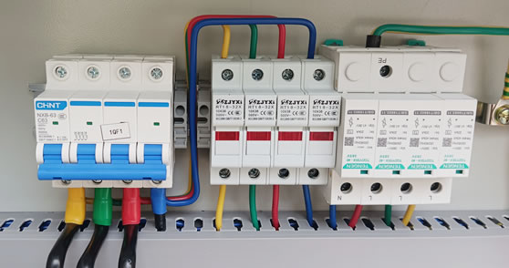 防逆流光伏箱的浪涌保護器和輸入開關